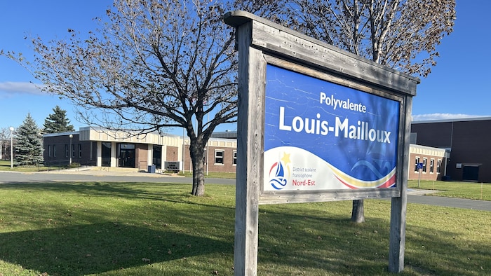 L'affiche de la polyvalente devant l'école. 