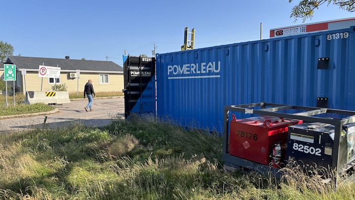 Un conteneur de Pomerleau sur le site du chantier.