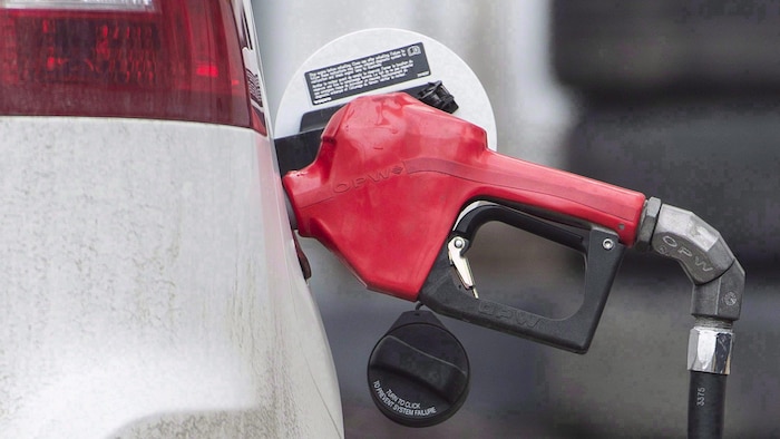 Une image d'un pistolet d'une pompe à essence dans une station service du Nouveau-Brunswick