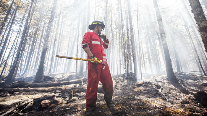 Un pompier dans la région de Tantallon, en Nouvelle-Écosse, le 30 mai 2023.