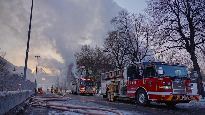 Des camions de pompiers dans une rue.