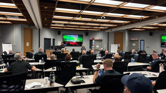 des pompiers dans une salle de classe suivent une formation