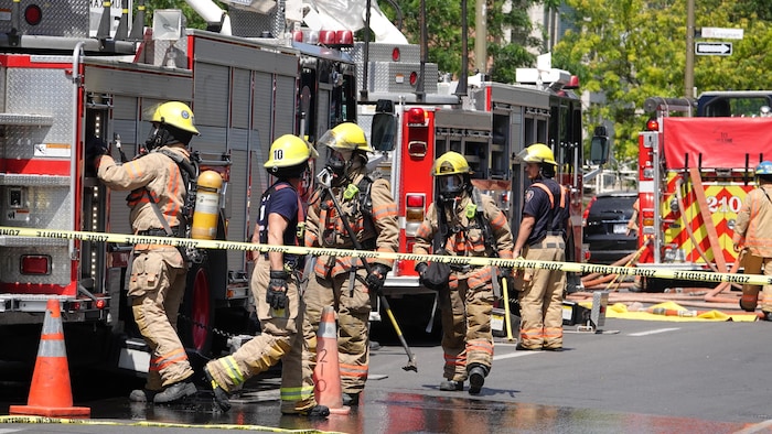 Les pompiers du Service de sécurité incendie de Montréal en pleine action. 