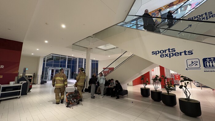 Des pompiers et des citoyens au premier étage du Carrefour de l'Estrie.