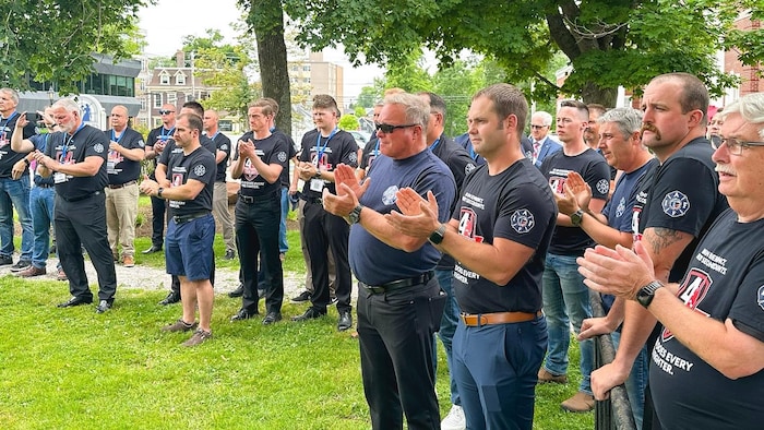 Des pompiers qui applaudissent.