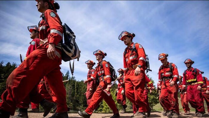 Des pompiers lors d'un camp d'entraînement.