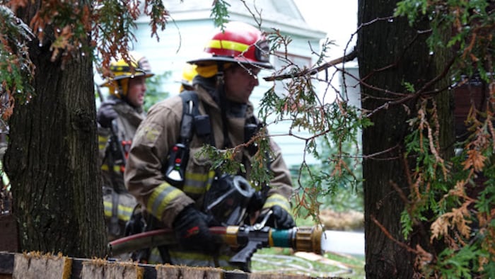Des pompiers tentent d'éteindre un incendie à Sudbury.