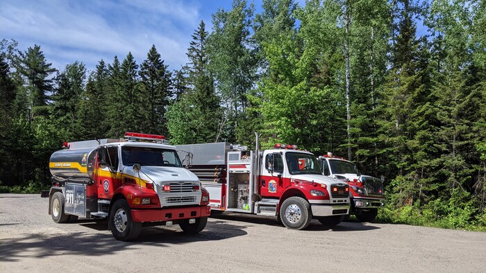 Un camion citerne et deux camions de pompiers au parc récréoforestier de Saint-Mathieu-du-Parc.