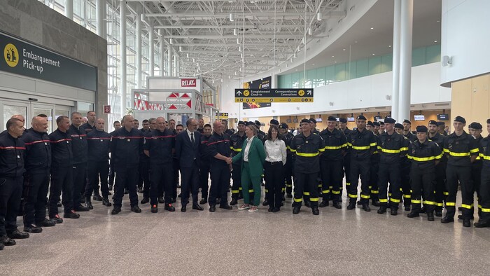Les pompiers dans le hall de l'aéroport.