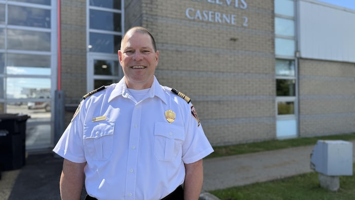 Réjean Pérusse sourit devant la caserne 2 de Lévis.
