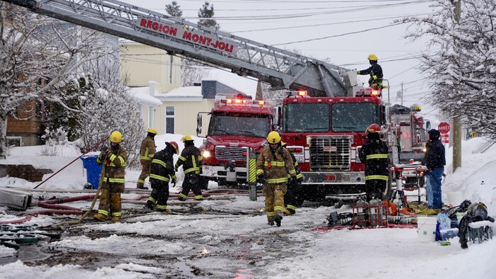Des pompiers et un camion-échelle.
