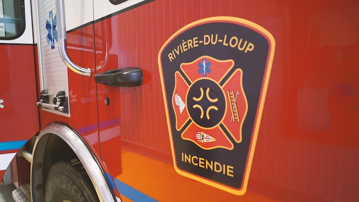Un logo sur un camion de pompier.