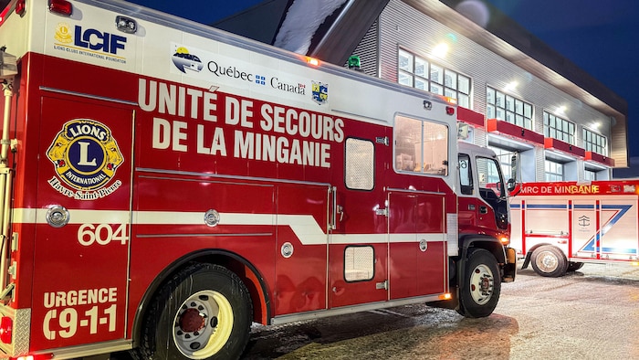 Des camions de pompiers stationnés devant la caserne de Havre-Saint-Pierre. 