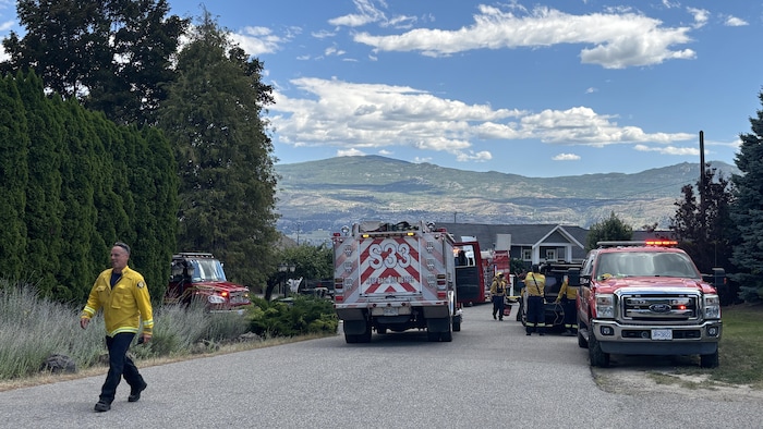 Des camions de pompiers sont garés dans une rue de West Kelowna.
