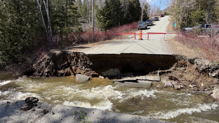 Une route sectionnée est traversée par un ruisseau agité à Chandler.