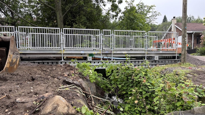 Un petit pont.