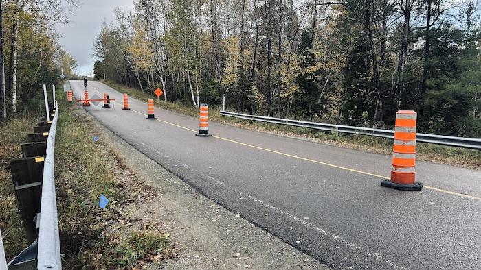 Une voie a été retranchée sur cette section de route.