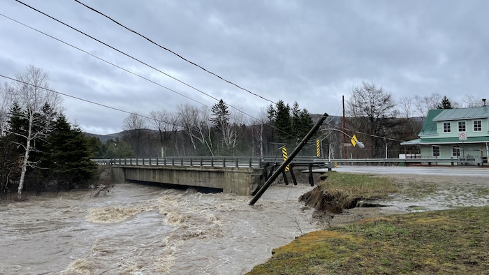 La chaussée d'un pont de la route 138 à Baie-Saint-Paul s'est effondrée après de fortes pluies.