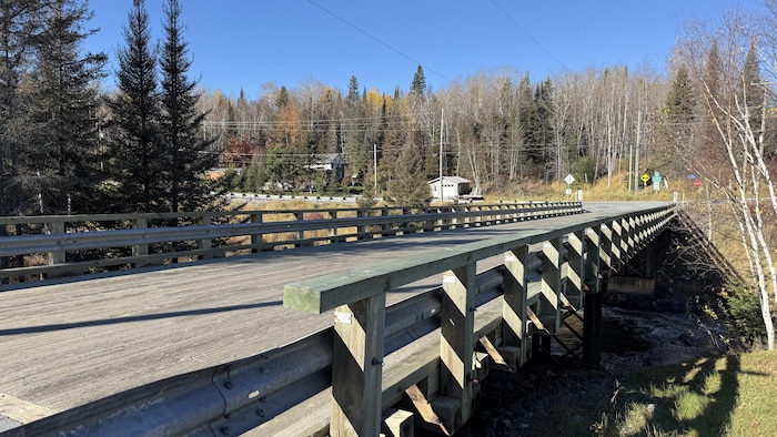 Un pont de bois.