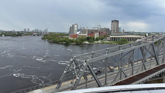 Le pont Alexandra depuis la pointe Kìwekì à Ottawa.