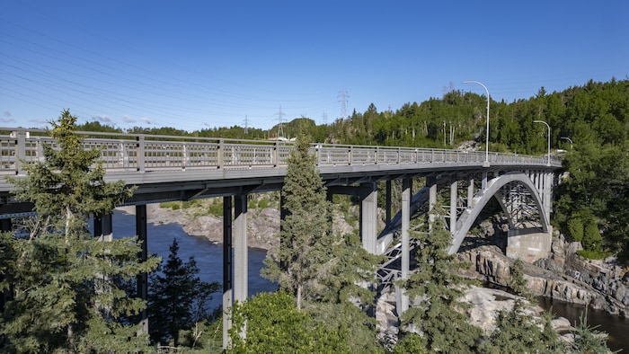 Le pont en aluminium.
