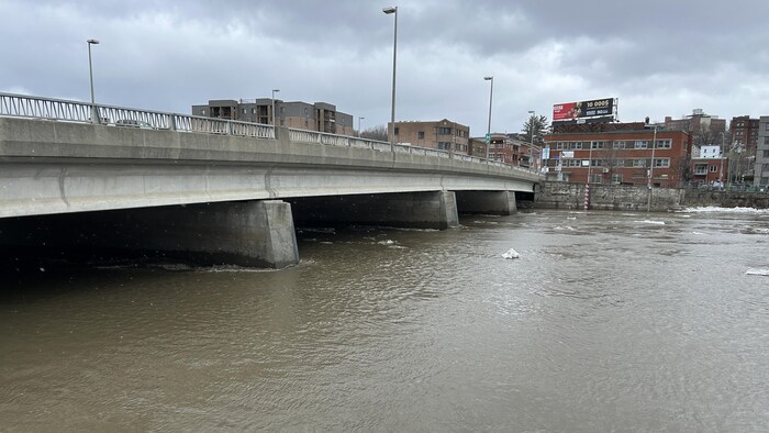 La rivière Saint-François sous le pont Aylmer au centre-ville de Sherbrooke.
