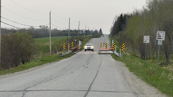 Une voiture circule sur un pont.