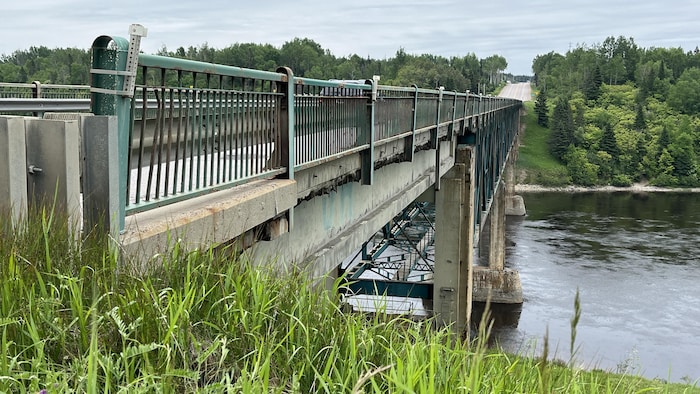 Vue de côté du pont qui présente des signes d'usures.