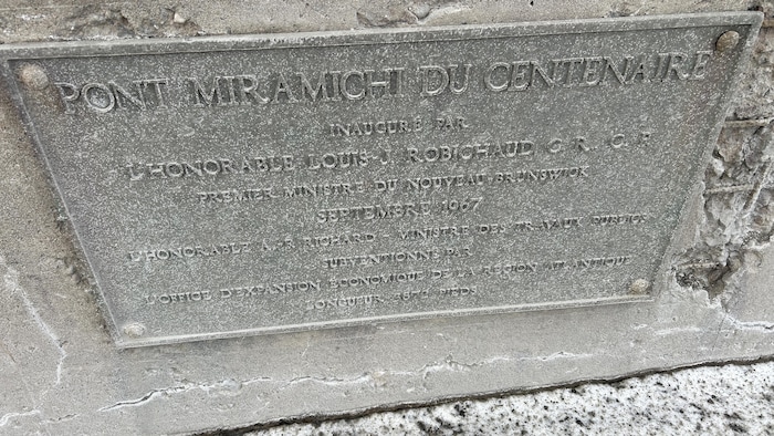 Une plaque commémorative du pont.
