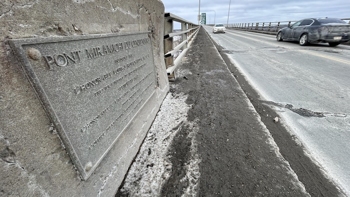 Une plaque commémorative sur le pont du Centenaire à Miramichi, au Nouveau-Brunswick. 