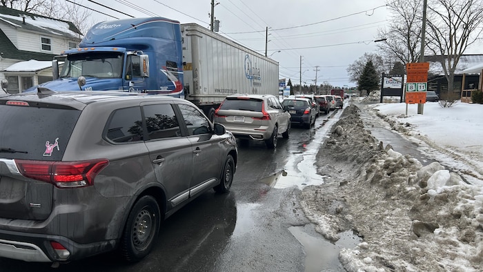 Une longue file de voitures et de camions.