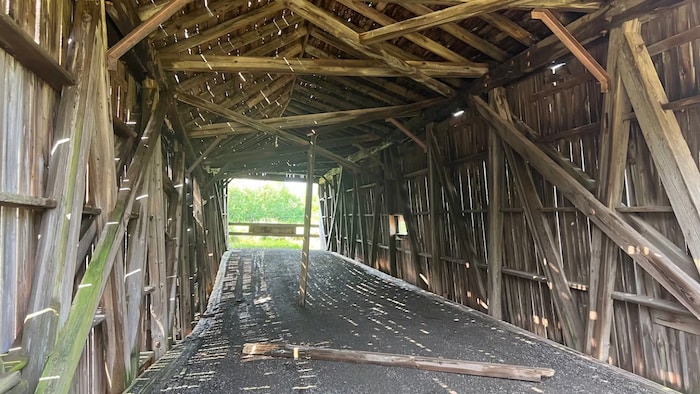 Un assemblage de poutrelles en bois en mauvais état.