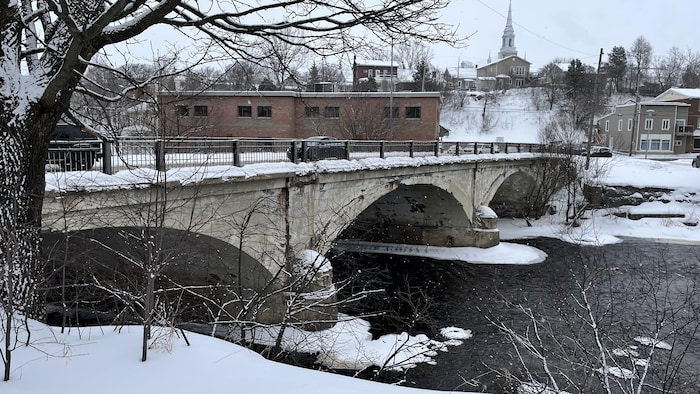 Des voitures circulent sur le pont D'Amours au centre-ville de Rivière-du-Loup