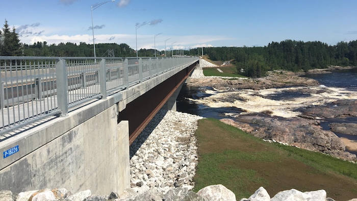 Le pont surplombant la rivière Mistassini