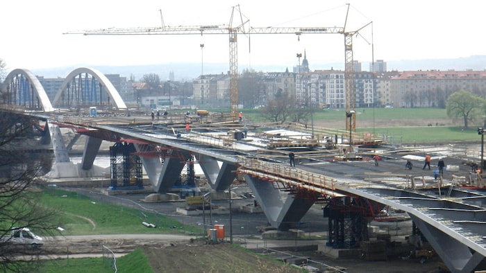 Un pont autoroutier en construction.