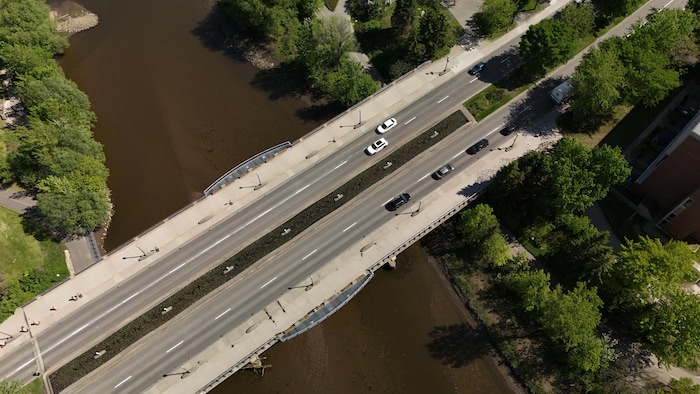 Le pont Drouin, ici photographié en juin 2026, enjambe la rivière Saint-Charles dans Limoilou.