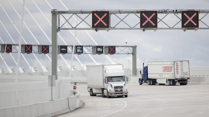 Circulation de camions sur le pont international Gordie-Howe, le lundi 24 août 2026.
