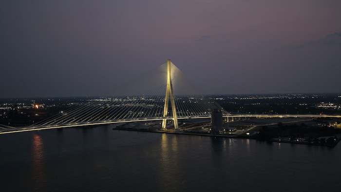 Le pont Gordie-Howe de nuit.