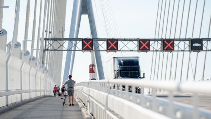 Des cyclistes et des piétons traversant le pont Gordie Howe lors de l'ouverture de la voie piétonne et cycliste, le 5 août 2026.