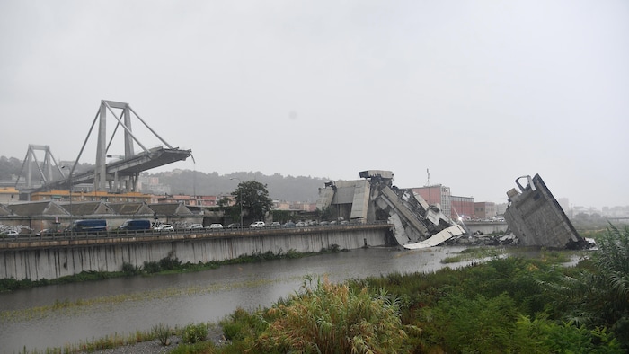 Le pont autoroutier est sectionné dans sa partie surplombant un quartier industriel.
