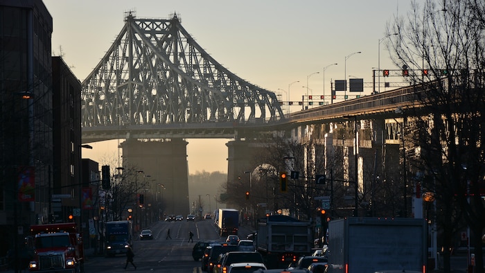 Le pont Jacques-Cartier vu de l'avenue de Lorimier, à Montréal, tôt le matin.