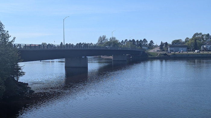 Un pont qui traverse un cours d'eau.
