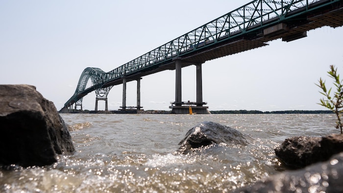 Morning Gridlock on the Laviolette Bridge Amid Structural Warning