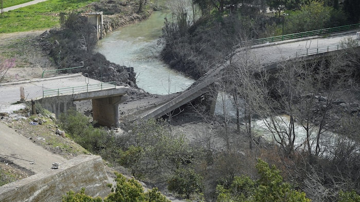 Le pont de Zrarieh, enjambant le Litani, endommagé après avoir été touché par une frappe israélienne à Tayr Falsay, dans le sud du Liban, le 13 mars 2026.