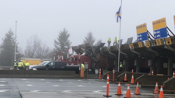 Camion coincé au poste de péage du pont MacKay.