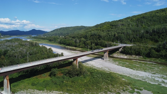 Une photo aérienne du pont de Matapédia en été.