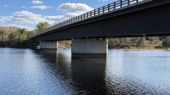 Des traces sous un pont à Notre-Dame-du-Nord prouvent que le niveau de l'eau est beaucoup plus bas qu'à l'habitude.