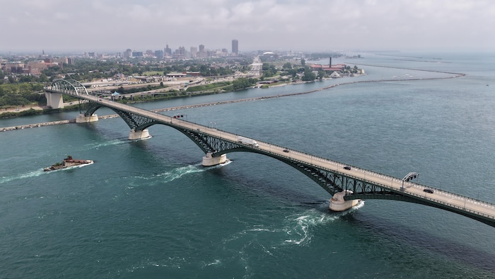 Images aériennes du Peace Bridge.