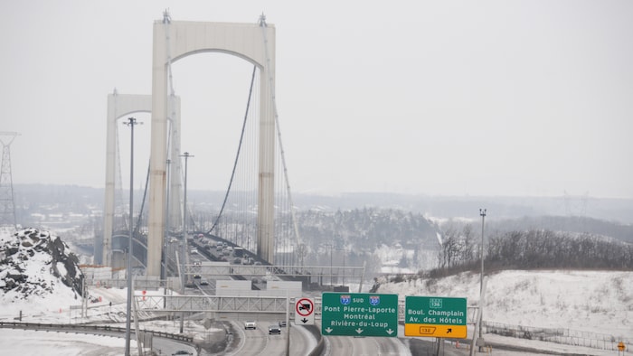 Le pont Pierre-Laporte en hiver.