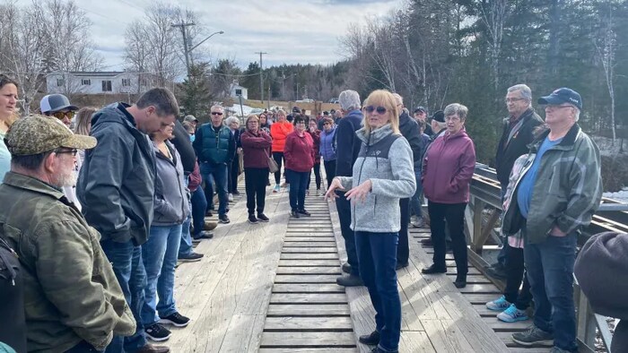 La femme discute avec des dizaines de personnes présentes sur le pont de Pineville, le mercredi 13 avril 2022.